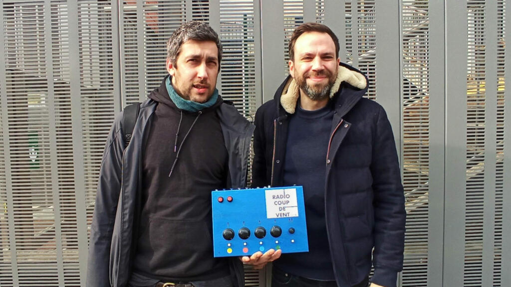 Anthony Capelli et Alexandre Plank portent le dernier prototype de la Radiobox, jeudi 13 février, à RFI.