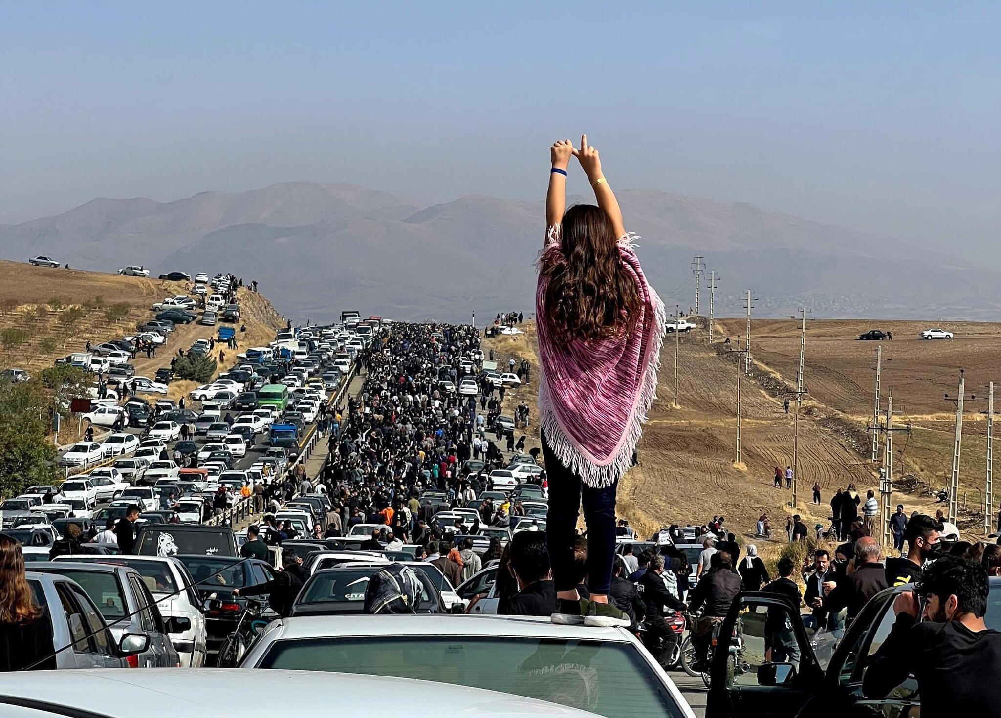 Una mujer sin velo, durante una marcha el 26 de octubre de 2022 hacia Saqqez, la localidad natal de la iraní Mahsa Amini, al cumplirse 40 días de su muerte en detención, en foto compartida en internet que AFP no pudo autentificar independientemente