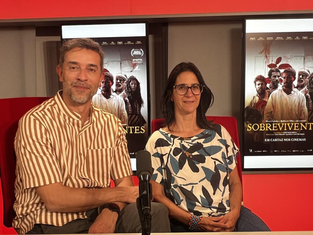 A produtora Carolina Dias e o ator Paulo Azevedo nos estúdios da RFI.