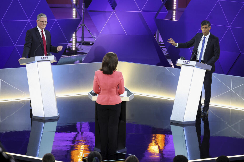 O primeiro-ministro britânico Rishi Sunak e o líder do Partido Trabalhista de oposição Keir Starmer, à esquerda, participam de um debate na BBC, em Nottingham, Inglaterra, na quarta-feira, 26 de junho de 2024.