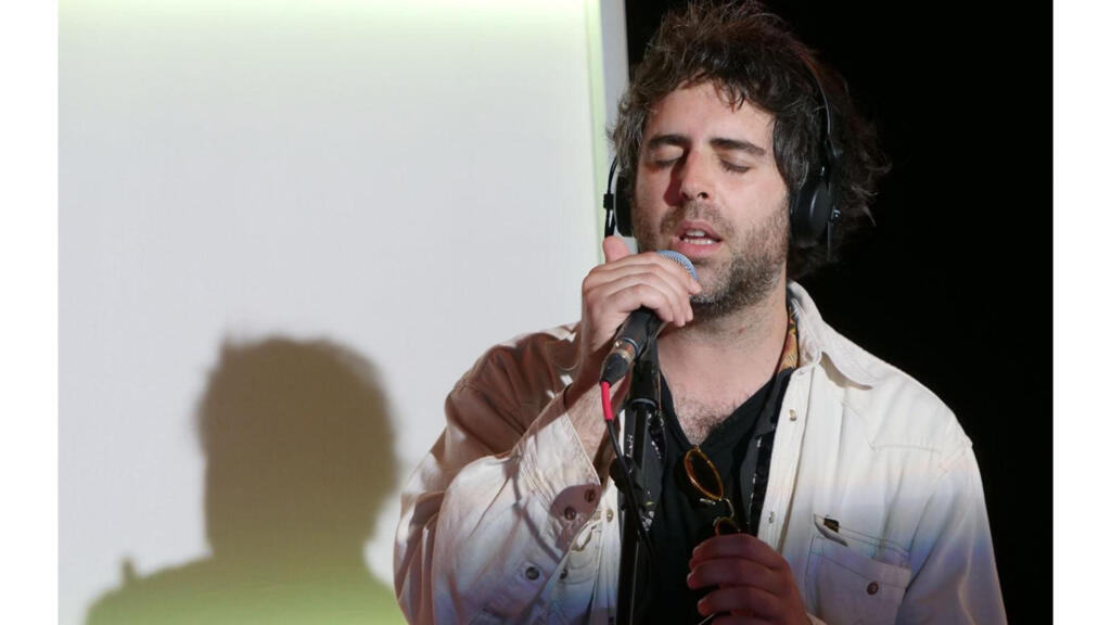 José, lors de l'enregistrement live chez Musiques du monde.