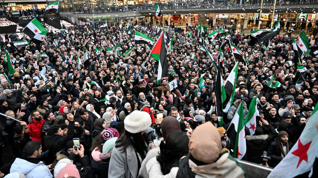 Des Syriens réunis sur la place Sergel à Stockholm en Suède après que les rebelles syriens ont annoncé qu'ils avaient évincé Bachar el-Assad en Syrie, le 8 décembre 2024.