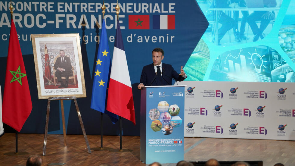 Rais wa Ufaransa Emmanuel Macron akizungumza wakati wa mkutano kuhusu ujasiriamali wa Ufaransa na Moroccon, huko Rabat, Oktoba 29, 2024.