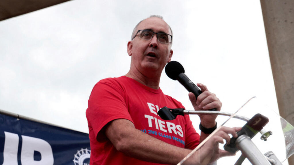 Le président de l'Union des travailleurs de l'automobile, Shawn Fain, s'adresse au public lors d'un rassemblement en soutien aux membres en grève de l'UAW à Detroit, Michigan, États-Unis, le 15 septembre 2023.