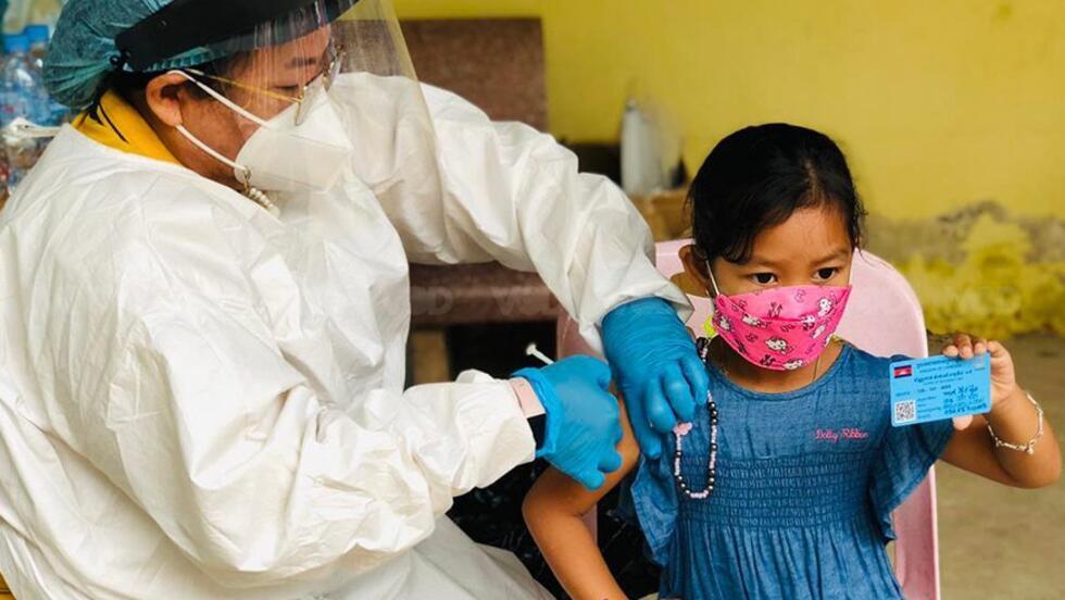 កុមារីម្នាក់មកទទួលការចាក់វ៉ាក់សាំងជំងឺកូវីដ១៩