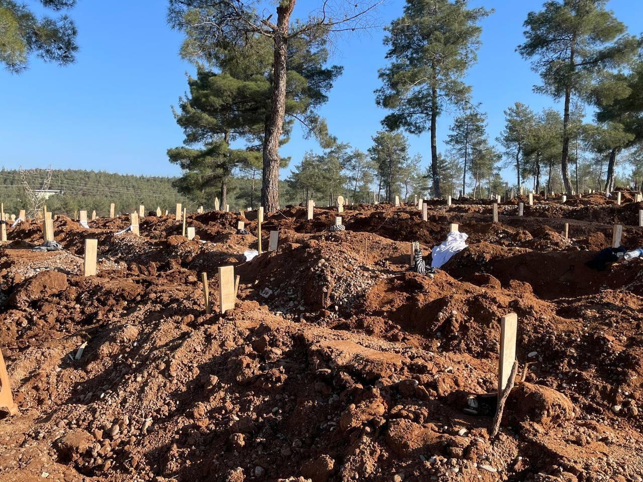Le cimetière a dû être agrandi pour pouvoir recevoir toutes les dépouilles.