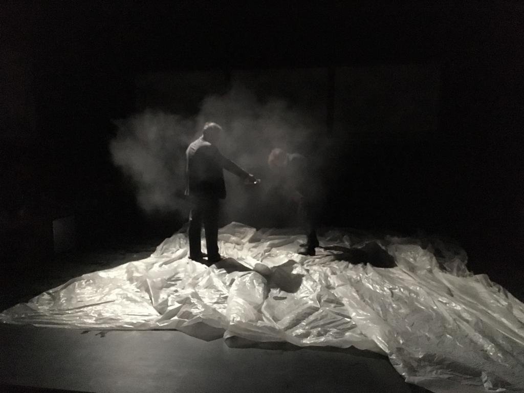 Cena da peça Abnegação que fica em cartaz até dia 3/10 no teatro Monfort em Paris