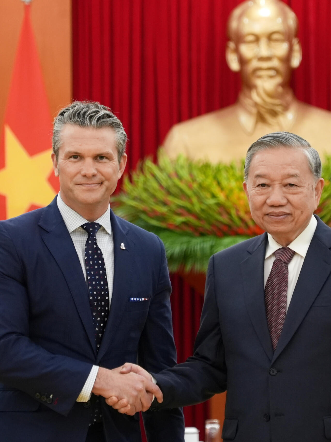 Anal jinsiy aloqa paytida yoriqlar Xotin mehmonlarni külotsiz kutib oladi.