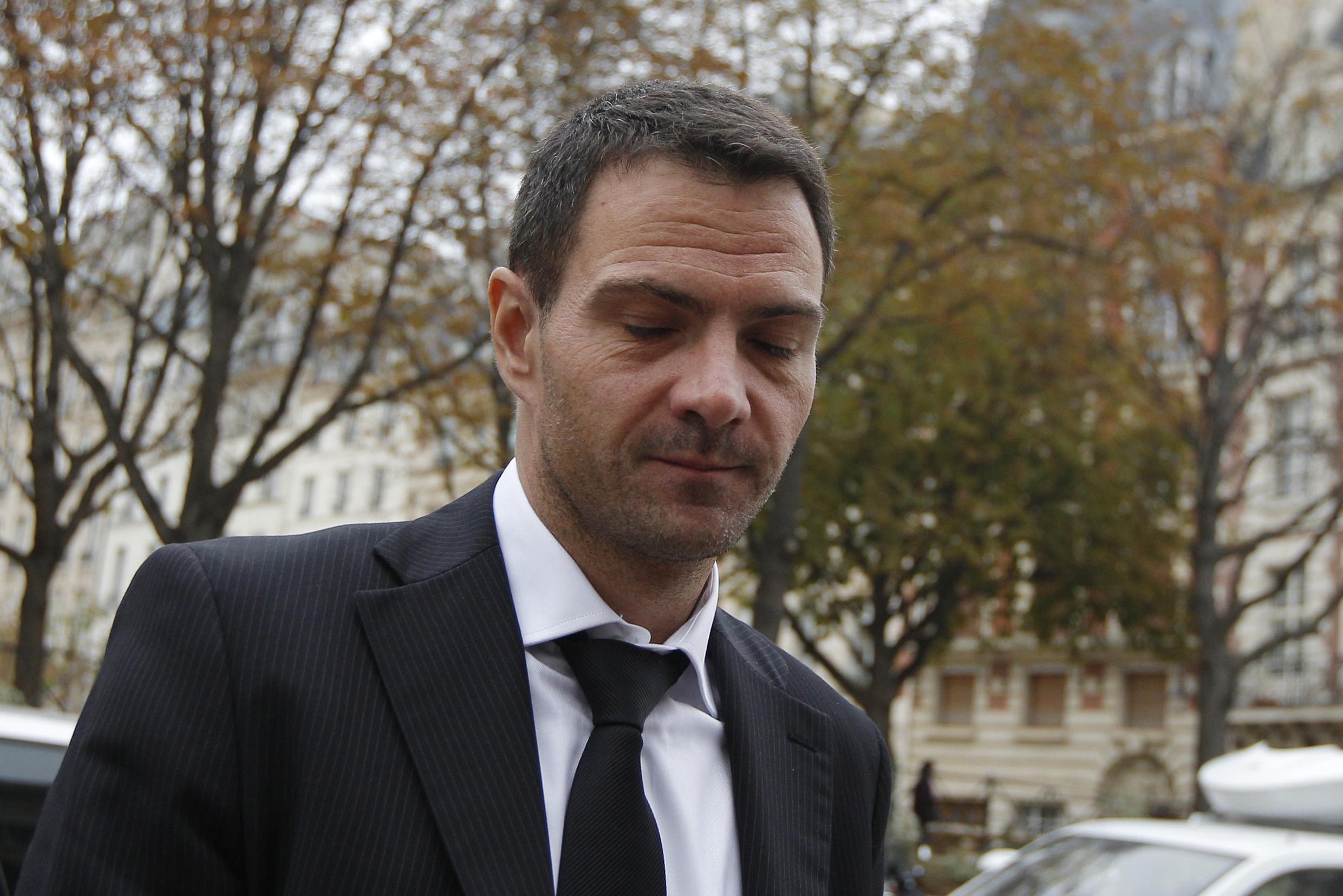 Rogue trader Kerviel walks from Rome to Paris after meeting Pope