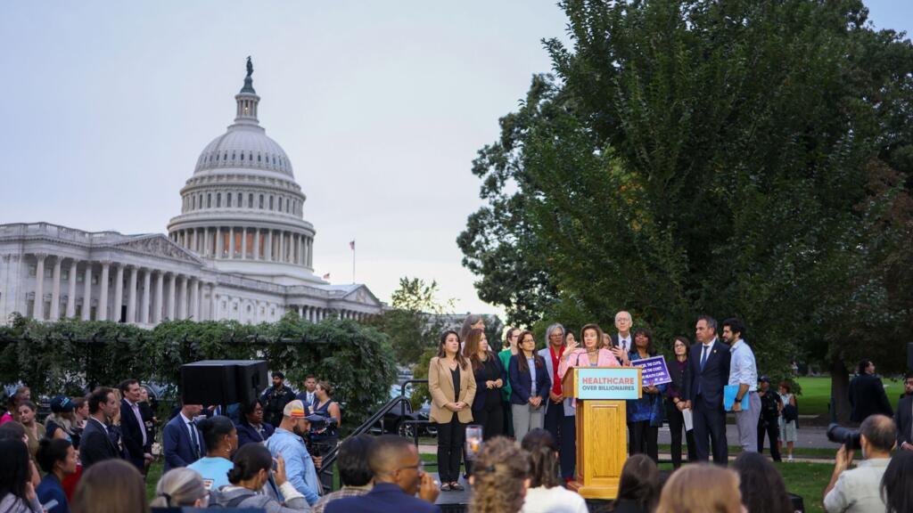 Democrata Nancy Pelosi ține un discurs în fața Congresului Statelor Unite, în contextul divergențelor radicale dintre republicani și democrați pe tema bugetului de stat, Washington D.C., 30 septembrie 2025.