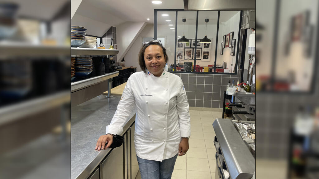 Aïna Ramadison dans la cuisine de son restaurant.