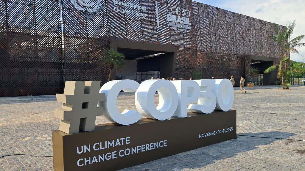 Sur le parvis encore désert du Parque de Cidade de la COP30, à Belém, le 5 novembre 2025.