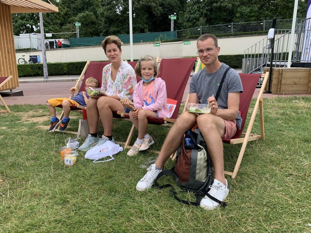 Família da Normandia aproveita espaço da fanzone para um piquenique improvisado.