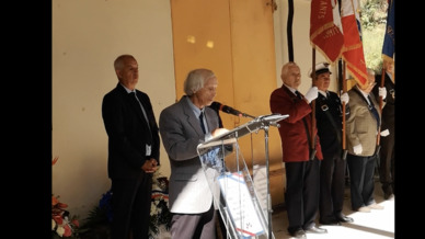 Ông Jacques Lemaire, người đóng góp rất lớn trong việc bảo tồn kí ức những người lính thợ Đông Dương làm việc trong nhà máy thuốc súng Saint-Chamas (La Poudrerie nationale de Saint-Chamas) trong Thế Chiến II. Lễ tưởng niệm ngày 16/10/2022, Saint-Chamas, miền nam Pháp. Ảnh cắt từ video do bà Brigitte Sabattini cung cấp.