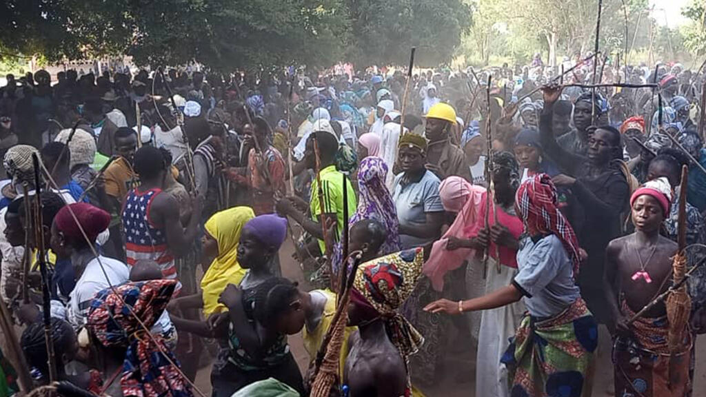 Des participants à la « fête de la chicotte ».