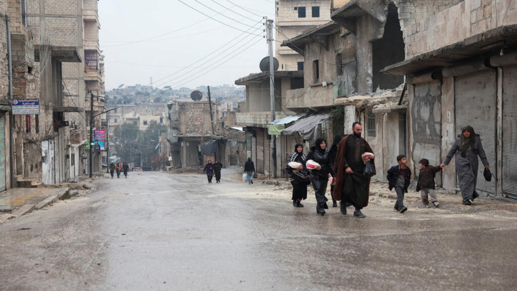 Syrie: à Alep, après le retrait des combattants kurdes, la vie reprend dans le quartier de Cheikh-Maqsoud