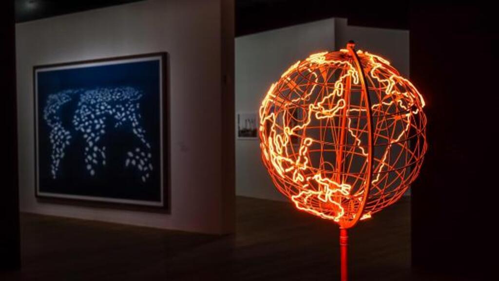 Vue de l’exposition «Voyage, voyages» avec l’œuvre de l’artiste Mona Hatoum «Hot Spot» en premier plan.