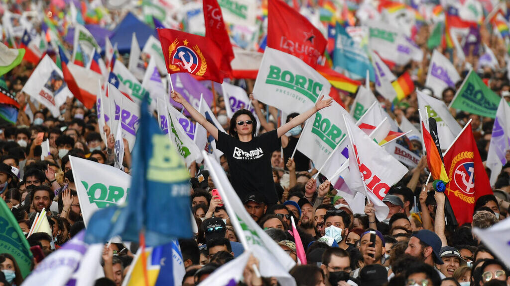 Simpatizantes do novo presidente do Chile, Gabriel Boric, celebram sua vitória neste domingo