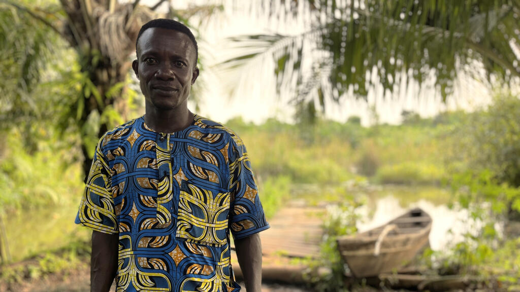 Daniel Lokossou dans son éco-ferme de Possotomé, installée au bord de l’affluent du Lac Ahémé au Bénin.