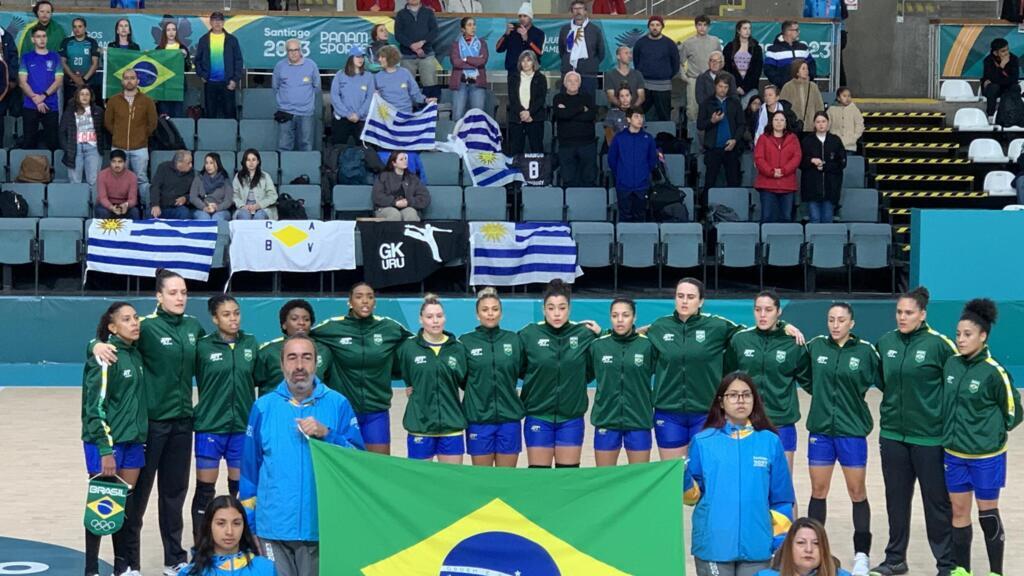 A seleção feminina de handebol do Brasil antes do jogo contra o Uruguai, em 25 de outubro de 2023, em Santiago, no Chile.