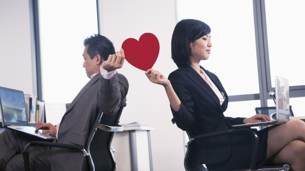 Suspicion de favoritisme, distraction, comportements déplacés... les histoires amoureuses au bureau n’ont pas toujours bonne réputation.