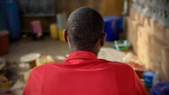 Rapatrié le 8 mars 2023 de Tunisie, Amadou pose dans la cour de la maison familiale un peu plus d'un mois après, le 14 avril 2023, et sa situation n'a pas évolué