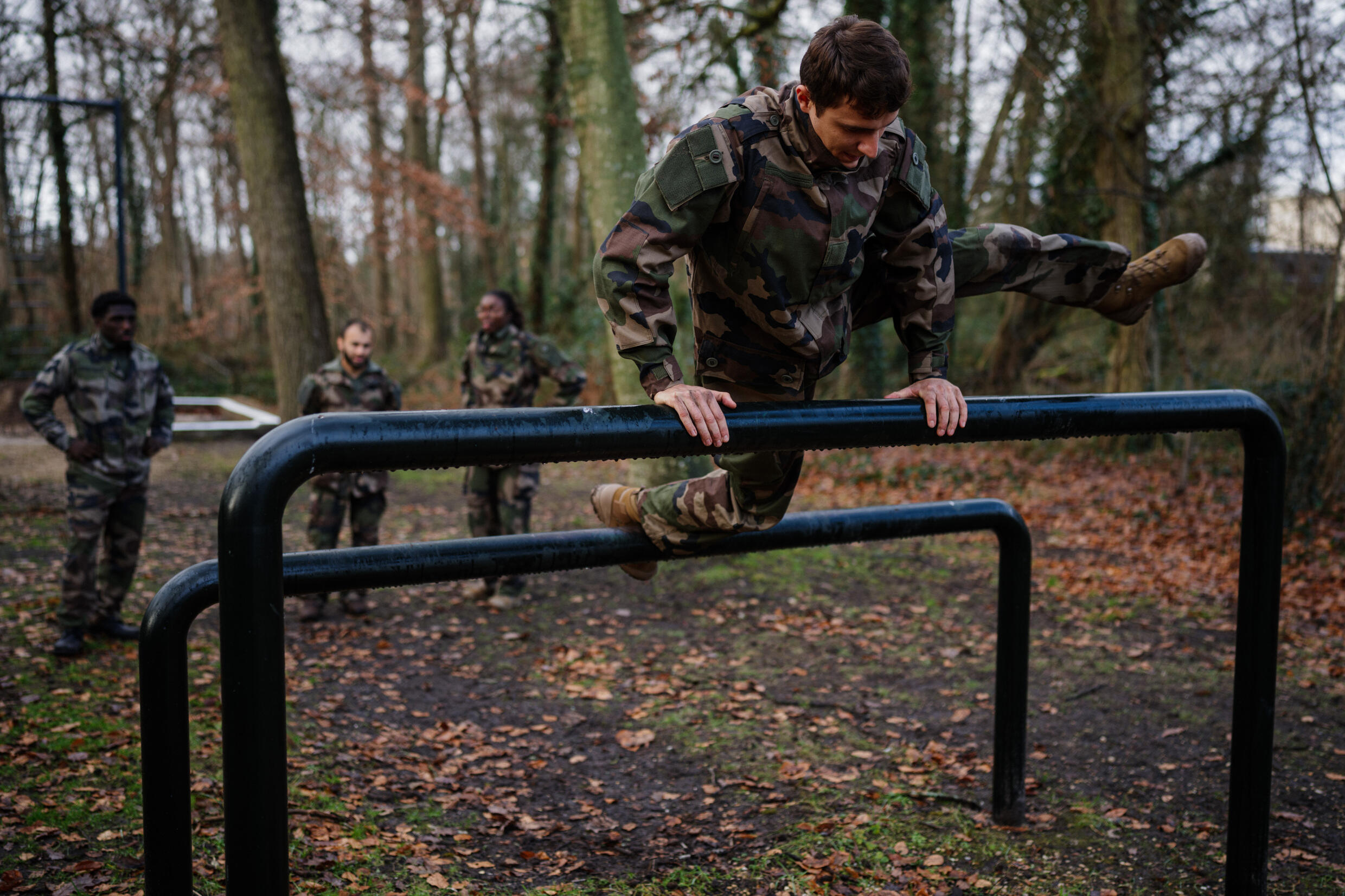 Nicolas Gestin, vice-champion du monde de canoë-kayak, participe à un entraînement militaire au Centre National des Sports de la Défense à Fontainebleau, près de Paris, lors d'un stage d'incorporation dans "l'armée des champions", le 24 janvier 2024