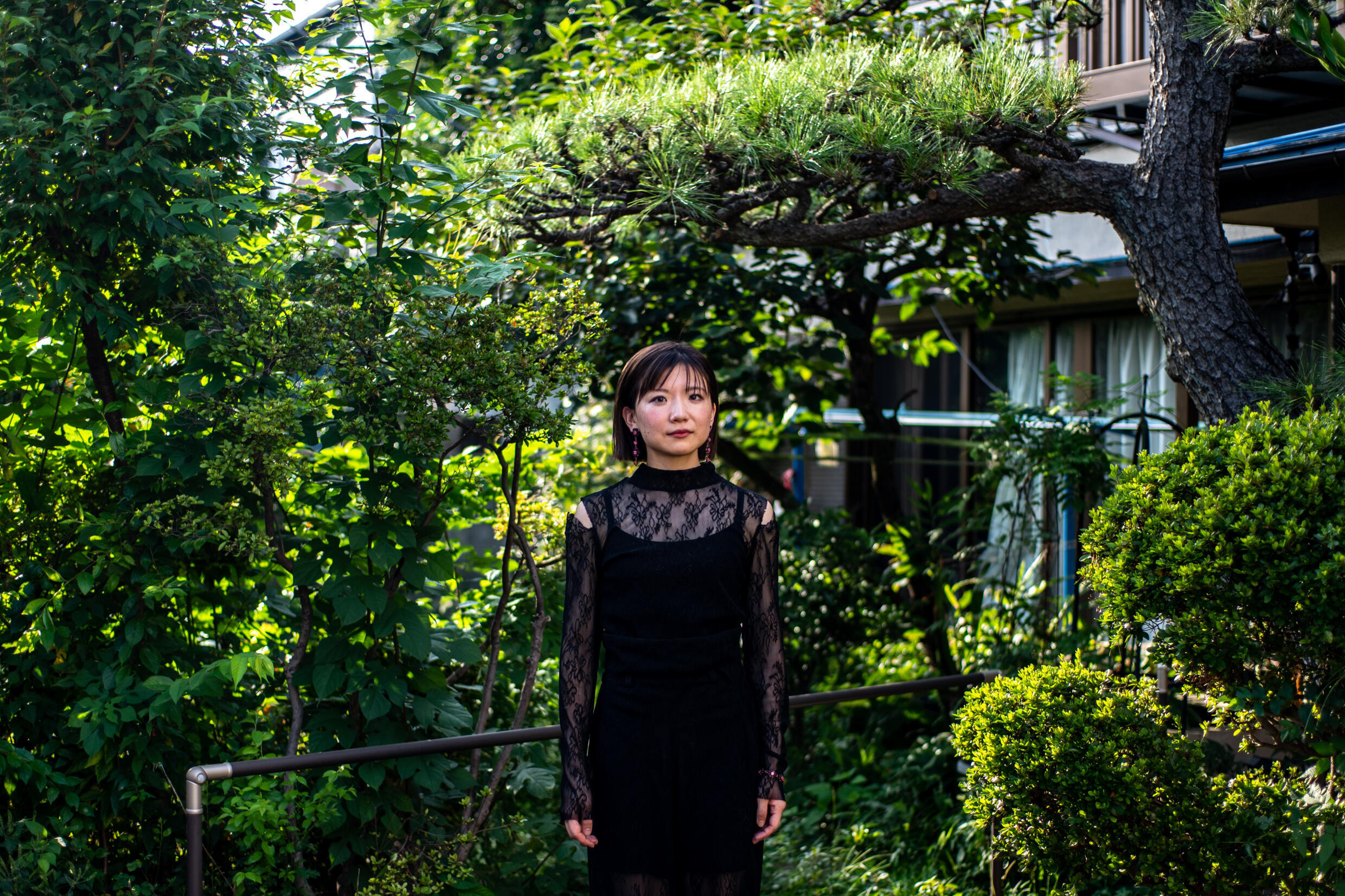 竹島彩は最近、東京ファッション ウィークで彼女のブランド Ayame を披露しました。女性は薄手のブラウス、男性は繊細なドレスを着ています。