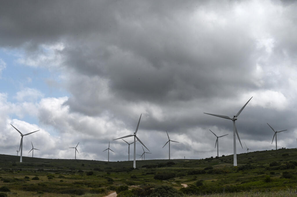 Turbinas eólicas em um campo de Villeveyrac, no sul da França: pássaros têm dificuldade de diferenciar hélices das nuvens no céu. (1º de junho de 2021)