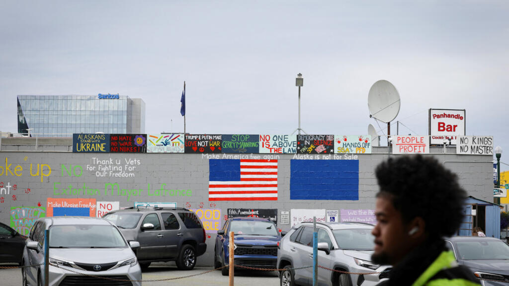 Grafites cobrem uma parede no centro de Anchorage antes de uma reunião planejada entre o presidente dos Estados Unidos, Donald Trump, e o presidente da Rússia, Vladimir Putin, para discutir a guerra na Ucrânia, em Anchorage, Alasca, EUA, em 13 de agosto de 2025.