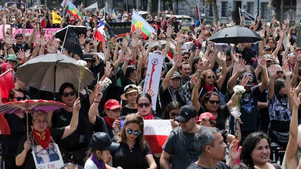 Des manifestants marchent vers le palais présidentiel de La Moneda à Santiago, le 18 janvier 2020, pour protester contre le gouvernement chilien.