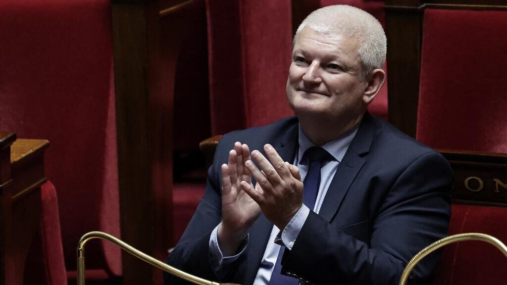 Le député Olivier Falorni, rapporteur de la loi sur le droit à l'aide à mourir, est à l'Assemblée nationale avant le débat et le vote du projet de loi,  le 27 mai 2025.
