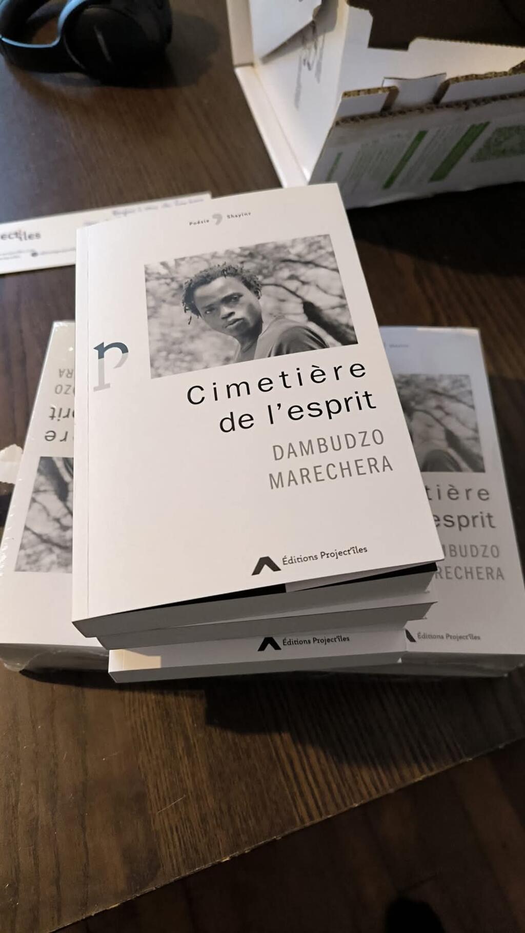 "Cimetière de l'esprit" est La version française du recueil de poésies du Zimbabwéen Dambudzo Marechera, paru en 2024, aux éditions Project'îles.Les poèmes ont été traduit de l'anglais par Xavier Garnier et Pierre Leroux, anglicistes et spécialistes des littératures africaines..