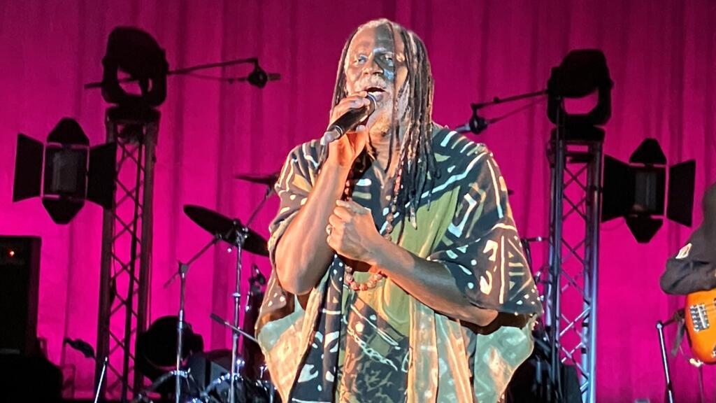 Tken Jah Fakoly sur scène à la Maison des Cultures du monde de Berlin, soutient l’événement Deberlinization.