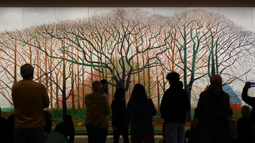 Visitantes na mostra "David Hockney 25", na Fundação Louis Vuitton, em Paris, 5 de maio de 2025.