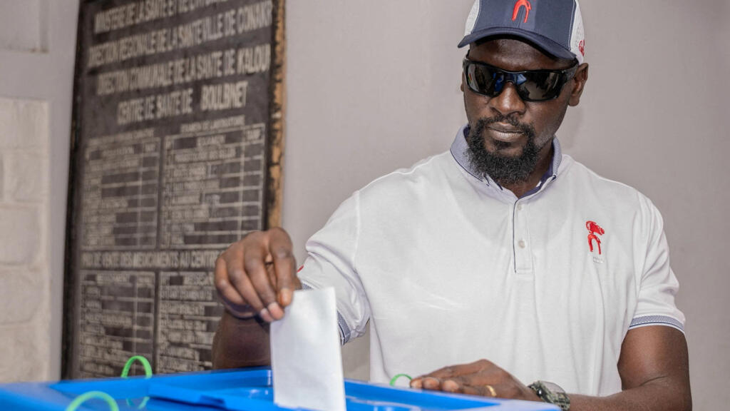 Guinée: le chef de la transition Mamadi Doumbouya fixe au 28 décembre la date de la présidentielle