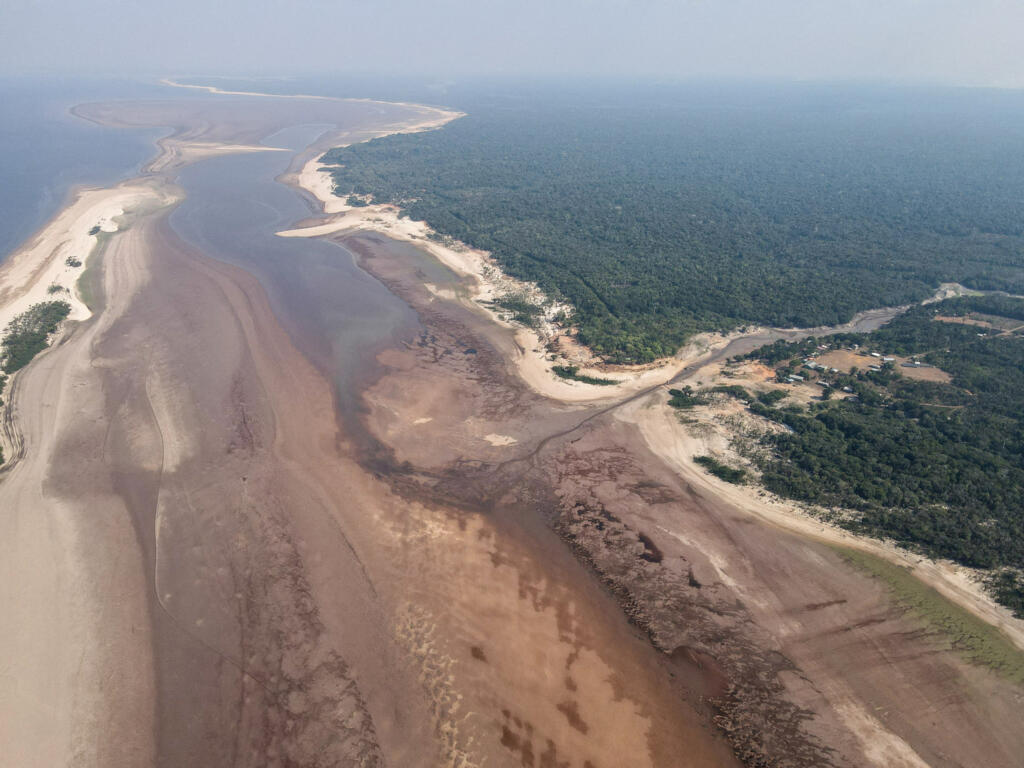 Vista aérea mostra o rio Negro, afetado pela seca, em frente à comunidade de Santa Helena do Inglês, em Iranduba, Amazonas. (7 de outubro de 2023)