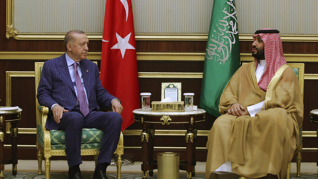 Le président turc Recep Tayyip Erdogan (gauche), et le prince héritier saoudien Mohammed ben Salmane (droite) lors d'un entretien à Jeddah, en Arabie saoudite, le 28 avril 2022.