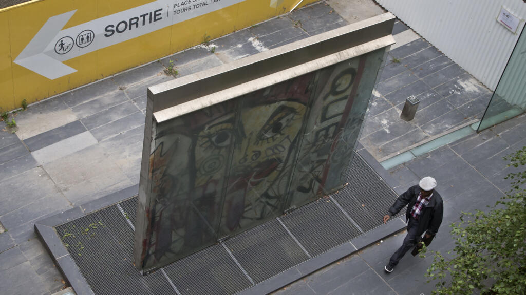 Un pan du mur de Berlin se trouve dans le quartier de La Défense près de Paris.
