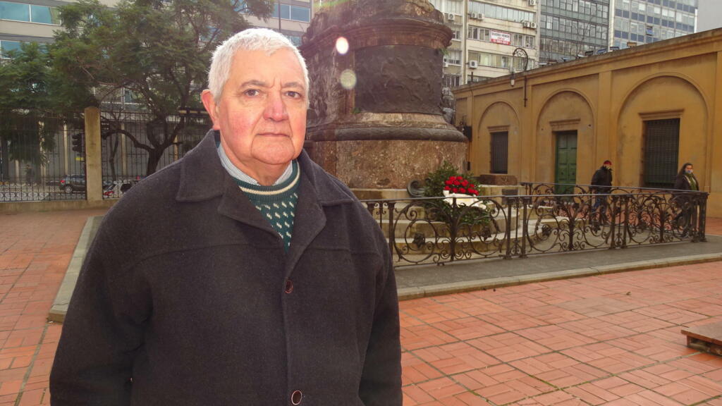 O historiador Guillermo Cao diante do túmulo de João Manuel de Figueiredo no Convento de Santo Domingo, Buenos Aires