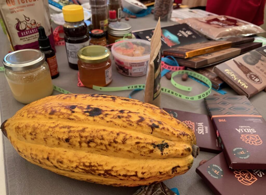 Cacau junto a produtos derivados durante encontro de produtores com representantes franceses, na embaixada do Brasil em Paris (27/10/23).