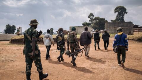 Alors que les miliciens Codeco avaient signé un accord avec Kinshasa, l'accord a finalement été abandonné. Ici, les commandants du groupe armé traversent le village de Linga le 13 janvier 2022, dans la province d'Ituri, au nord-est de la RDC. (Illustration)