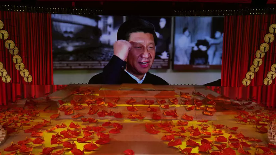 Le président chinois Xi Jinping sur un écran alors que des artistes dansent lors d'un gala avant le 100e anniversaire de la fondation du Parti communiste chinois à Pékin le lundi 28 juin 2021.