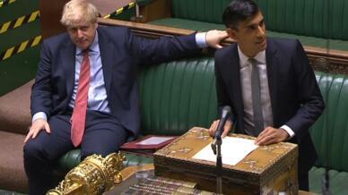 Le ministre des Finances, Rishi Sunak ( à dr.), et le Premier ministre Boris Johnson ( à g.) devant le parlement britannique, le 8 juillet 2020.