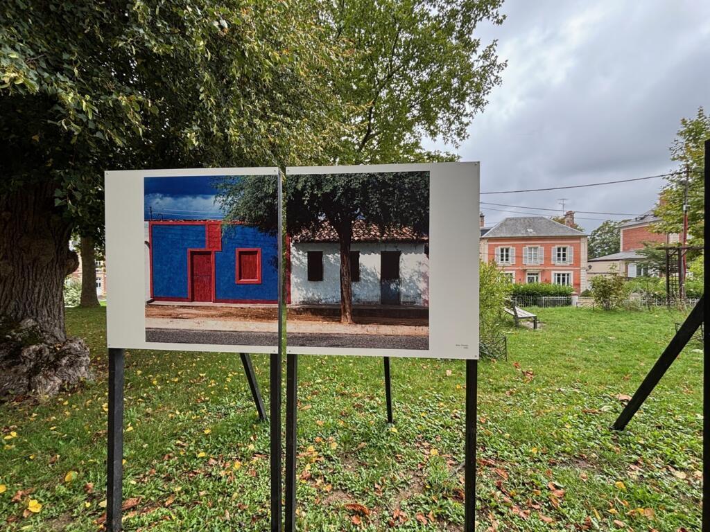 Trabalho de Anna Mariani (1935-2022) sobre a arquitetura popular brasileira, em exposição em Clermont-de-l'Oise, em 27 de setembro de 2025.