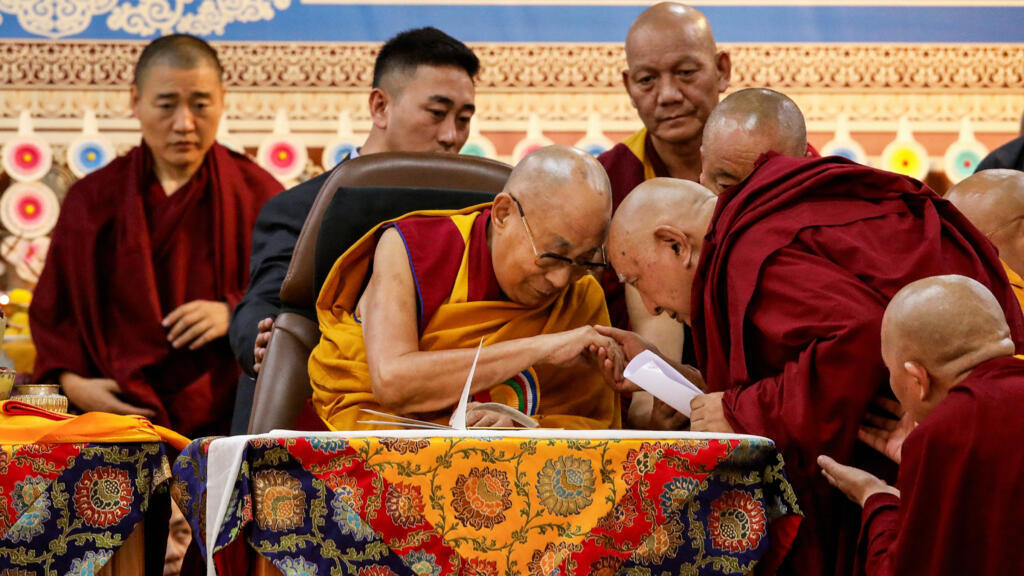 Le 14è Dalaï-lama, ici le 30 juin 2025 au temple McLeod Ganj près de Dharamsala où il vit en exil depuis 1959, lors des cérémonies pour son 90e anniversaire. Le 2 juillet 2025, il a confirmé qu’il se réincarnerait et que l’institution du Dalaï-lama - qui date de plus de 600 ans – sera la seule habilitée à identifier sa réincarnation.