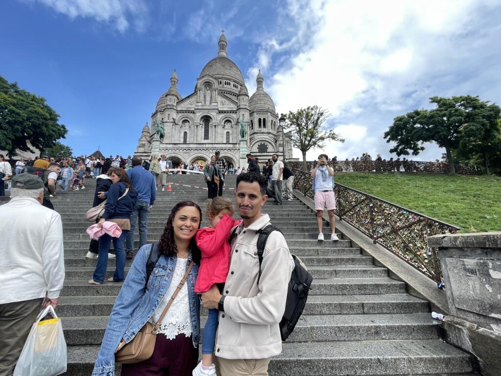 O brasileiro William Gomes, eletricista, vive em Lisboa. Ele visitou Montmartre com a família. Paris, em 24 de julho de 2025.