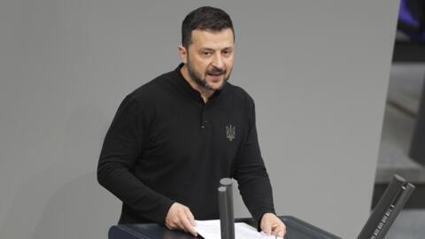  ولودیمیر زلنسکی، رئیس جمهور اوکراین در حال سخنرانی در پارلمان آلمان، سه شنبه ۱۱ ژوئن ۲۰۲۴.
