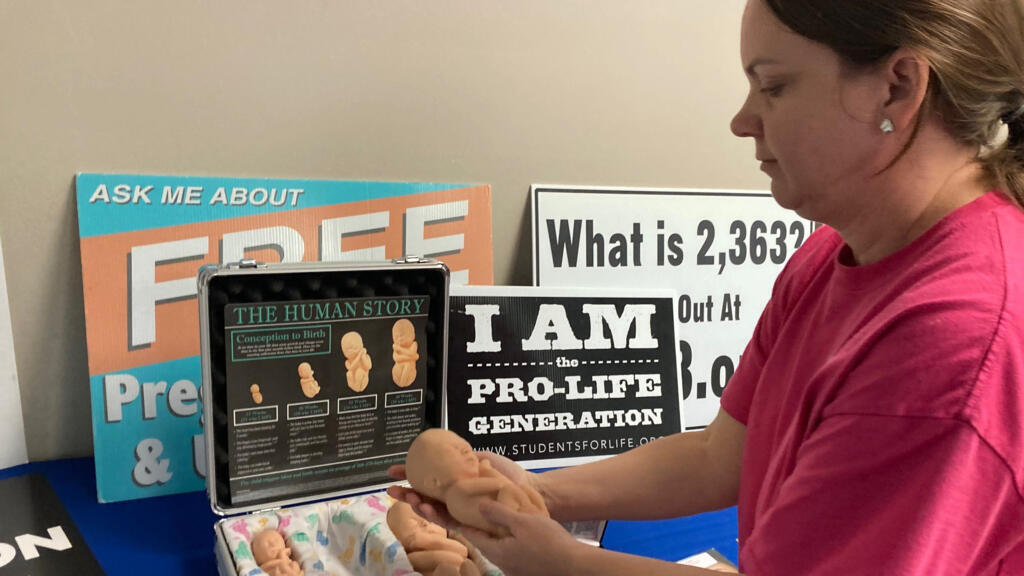 Laura Knight, présidente de Pro-Life Mississippi, présente un modèle de fœtus que son organisation utilise pour convaincre les femmes de garder leur enfant.