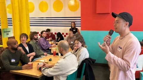 L'organisateur Khoa Lê, au micro, lors d'un événement de slow dating.